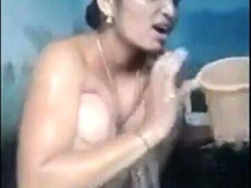 Indian milf bathing and showing her beautiful pussy - drtuber.com - India