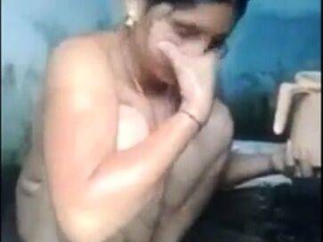 Indian milf bathing and showing her beautiful pussy - drtuber.com - India