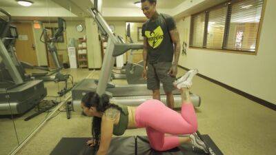 Queen Rogue - Milf Slut At The Gym With Queen Rogue - upornia.com