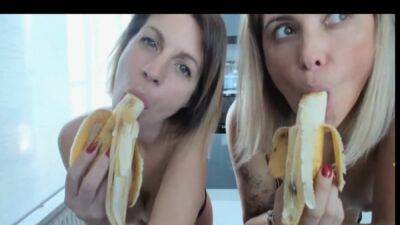 Sexy Milf allein und mit Freundin - txxx.com