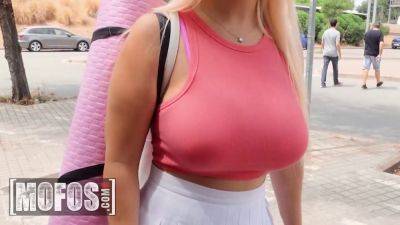 Blondie Fesser - Blonde MILF Blondie Fesser rides Jordi EnP's massive dick in public - sexu.com